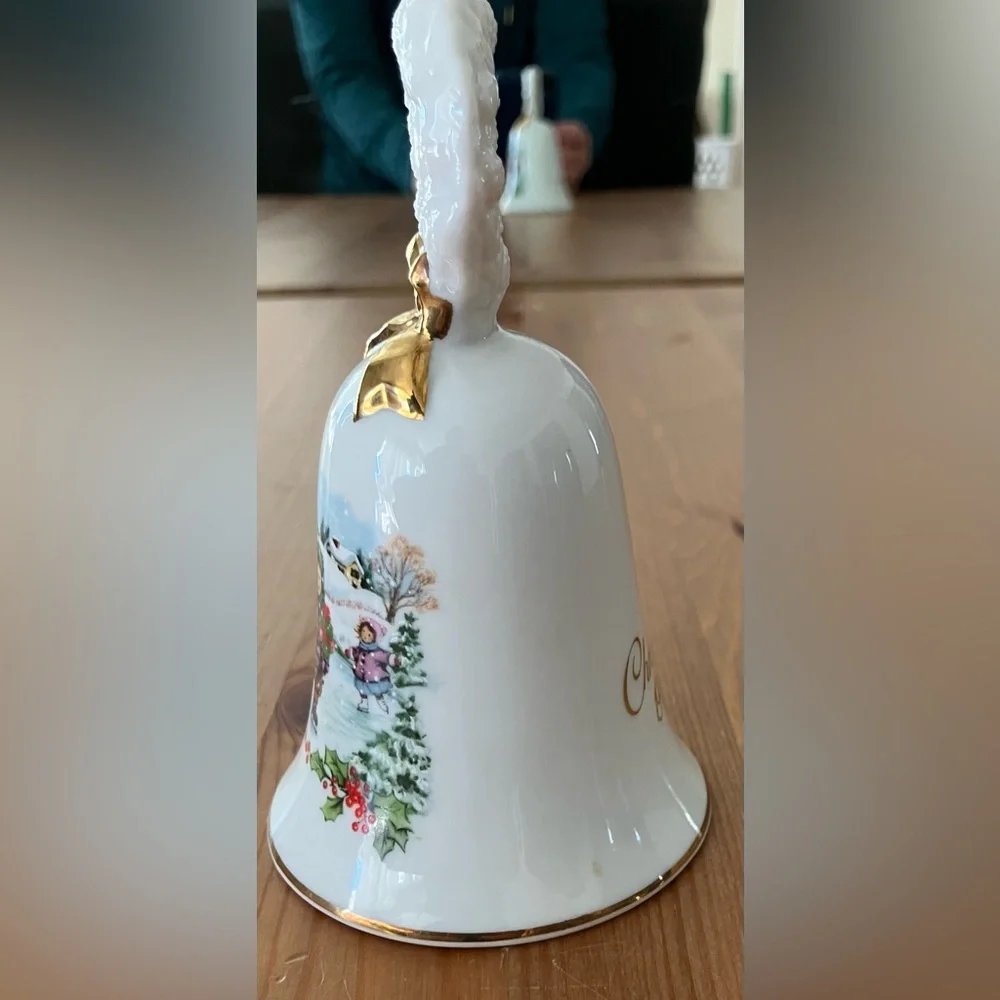 EUC Vintage Avon Christmas Bell 1986 with Gold Bow and Festive Scene
